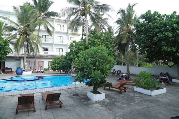 Sea Shine Beach Hotel - Uswetakeiyawa