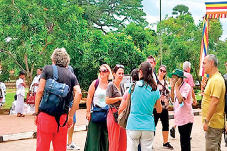 Daily tourist arrivals average records up to over 5,000