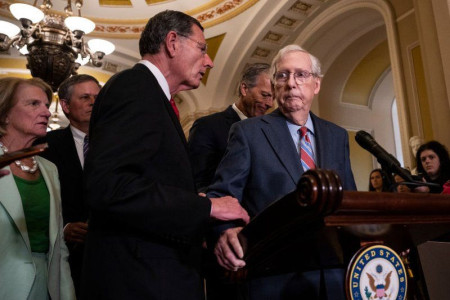 Mitch McConnell freezes for second time during press event